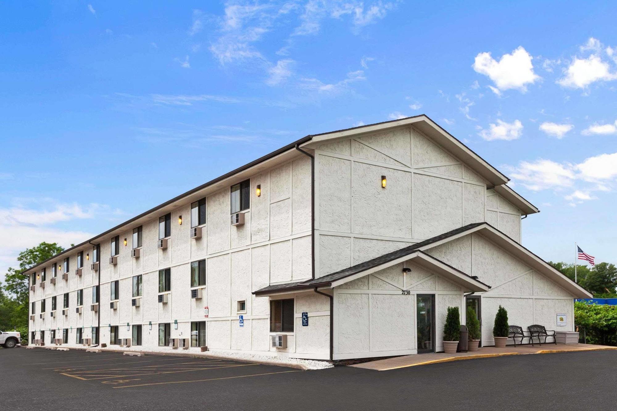 Super 8 By Wyndham Dubuque Motel Exterior foto